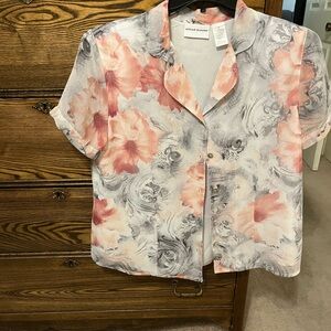 Ladies button up shirts & collar. Short sleeves,